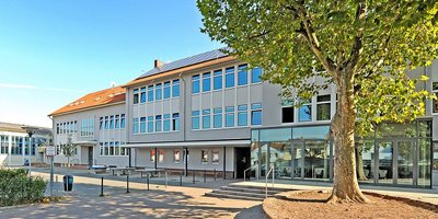 Gesamtansicht der Peter Wust Gemeinschafssschule in Püttlingen