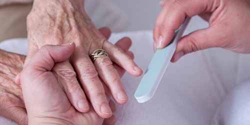 Seniorin bekommt Fingernägel gefeilt