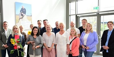 Freuten sich über die Eröffnung des Dr.-Hans-Schales-Raums: Sohn von Dr. Hans Schales und Vorsitzender des Afrikaprojekts, Oliver Schales (hintere Reihe, 5.v.l.), sowie Regionalverbandsdirektorin Dr. Carolin Lehberger (vordere Reihe, 2.v.l.) gemeinsam mit weiteren Mitgliedern des Fördervereins Afrikaprojekt Dr. Schales e.V. sowie Vertreterinnen und Vertretern der Regionalverbandsverwaltung,