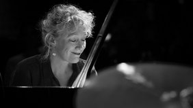 Eine schwarz-weiß Aufnahme der Jazzmusikerin Julia Hülsmann am Piano