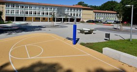 Blick auf den Schulhof der Gemeinschaftsschule Ludwigspark mit dem neuen Multifunktionsfeld