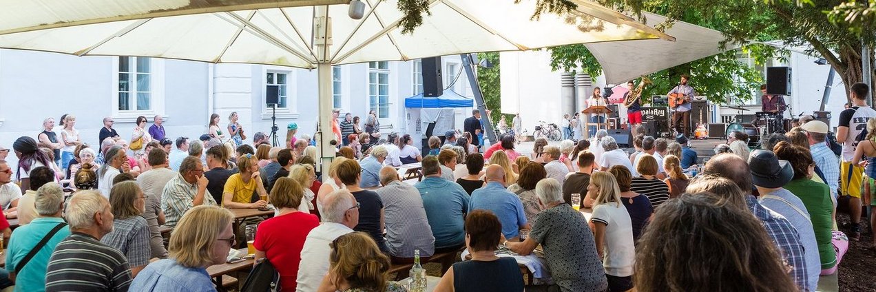 Publikum bei Sonntags ans Schloss