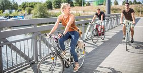 Stadtradeln Junge Menschen fahren auf dem Fahrrad durch den Osthafen von Saarbrücken