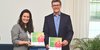 Neues Semesterprogramm vhs Regionalverbandsdirektor Peter Gillo und vhs-Direktorin Dr. Carolin Lehberger halten das neue Semesterprogramm in Händen.
