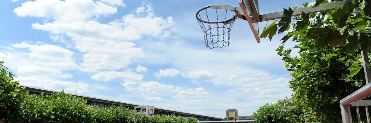 Schulhof des Deutsch Französischen Gymnasium Saarbrücken mit Basketballkorb