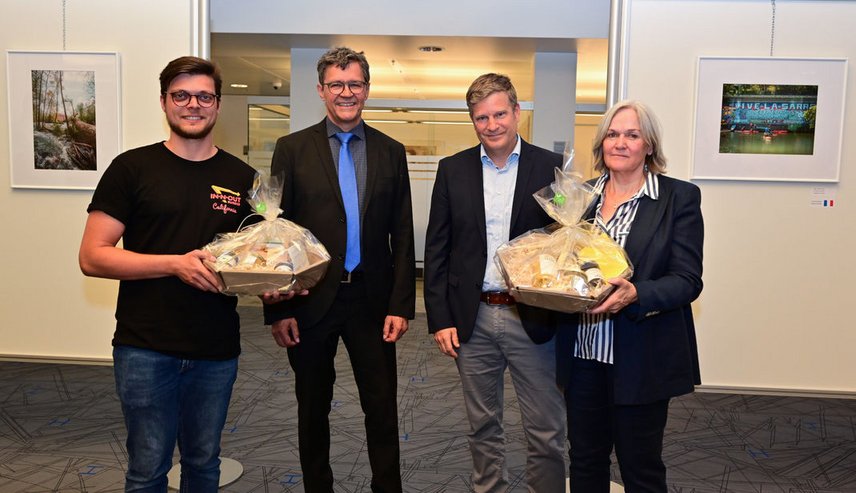 Regionalverbandsdirektor Peter Gillo (2.v.l.) und Sparkassen-Vorstand Boris Christmann übergaben die Preise an Kevin Ehm und Margit Muller, stellvertretend für ihren kürzlich verstorbenen Ehemann