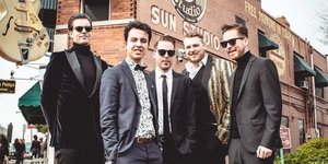 Fünf junge Männer in Anzügen stehen vor dem braunen Backsteingebäude des "Sun Studios" in Memphis.