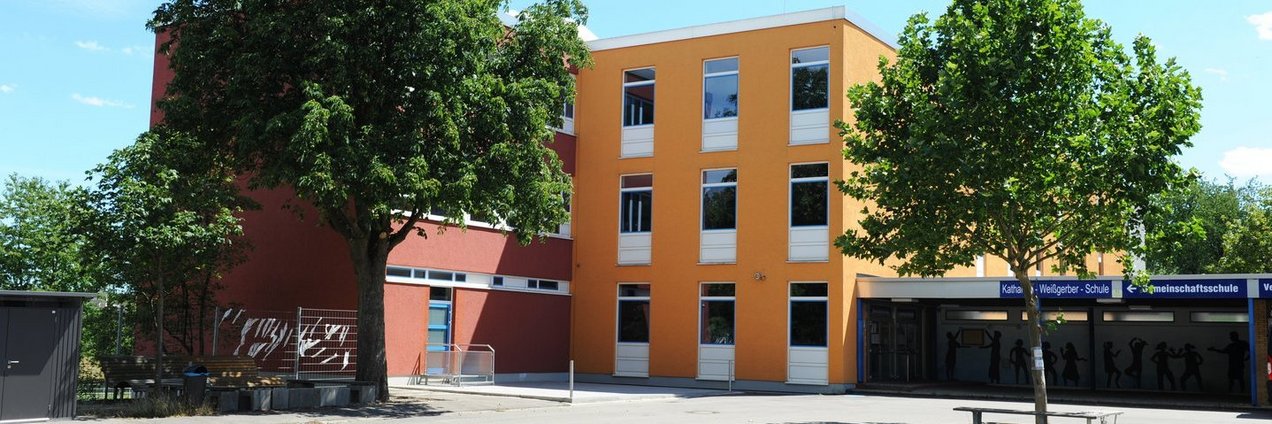 Schulhof und Schulgebäude der Katharina Weißgerber Gemeinschaftsschule in Klarenthal