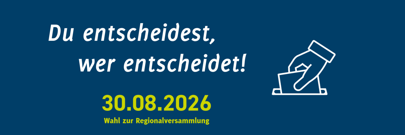 Blauer Hintergrund mit gezeichneter Hand, die einen Wahlbrief in eine Wahlurne wirft.Schriftzug: Neuwahl Regionalversammlung. Du entscheidest, wer entscheidet. 30. August