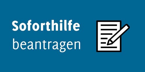 Auf blauem Grund ist in einem Kreis eine überflutete Straße und ein Warnschild "Hochwasser" zu sehen. Daneben steht der Text "Soforthilfe" beantrage und ein Icon das einen Antrag mit einem Stift darstellt.