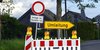 Umleitung wegen Baustelle Umleitungsschild aufgrund einer Straßenbaustelle, die mitten auf der Straße aufgestellt ist inklusive Absperrung
