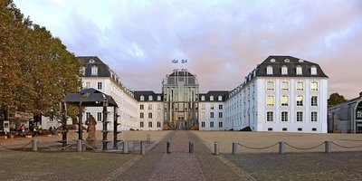 Saarbrücker Schloss in Abenddämmerung mit Brunnen