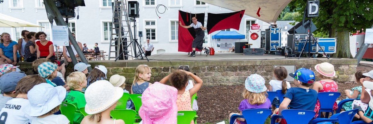 Kids-Vorstellung auf der Bühne im Schlossgarten