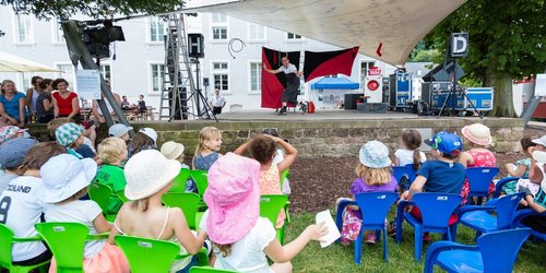 Kids-Vorstellung auf der Bühne im Schlossgarten