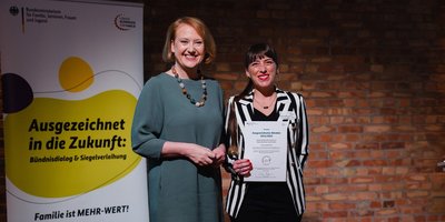 Bündniskoordinatorin Mirjam Altmeier-Koletzki nimmt die Auszeichnung von Bundesfamilienministerin Lisa Paus entgegen