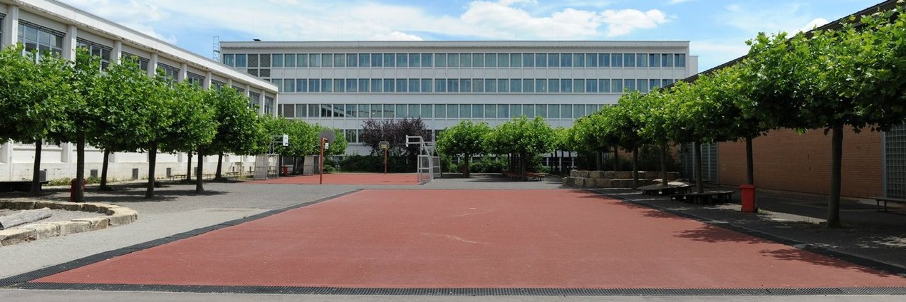 Schulgebäude mit Schulhof des Deutsch Französischen Gymnasium Saarbrücken
