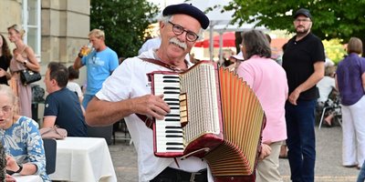 Bal Populaire Älterer Herr mit Akkordeon spielt vor Gästen des deutsch-französischen Bürgerfestes Bal Populaire am Saarbrücker Schloss