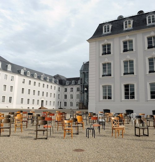 Leere Stühle als Kunstaktion zur Erinnerung an die Verschleppten nach Gurs