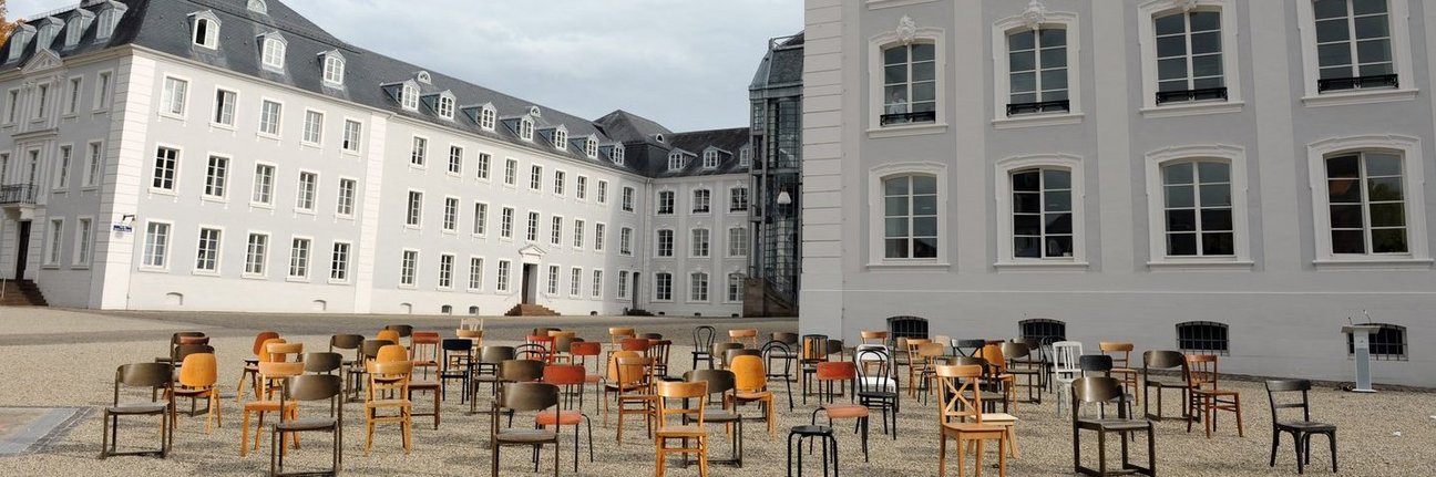 Leere Stühle als Kunstaktion zur Erinnerung an die Verschleppten nach Gurs
