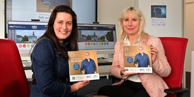 Regionalverbandsdirektorin Dr. Carolin Lehberger (links) und vhs-Direktorin Nicole Boissier präsentieren das neue vhs-Semesterprogramm im modernen PC-Raum am vhs-Standort im  Saarbrücker Rathaus-Carré.