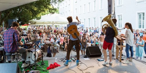 Die Band Impala Ray auf der Bühne im Schlossgarten