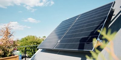 Blick auf eine Solaranlage auf einem Hausdach
