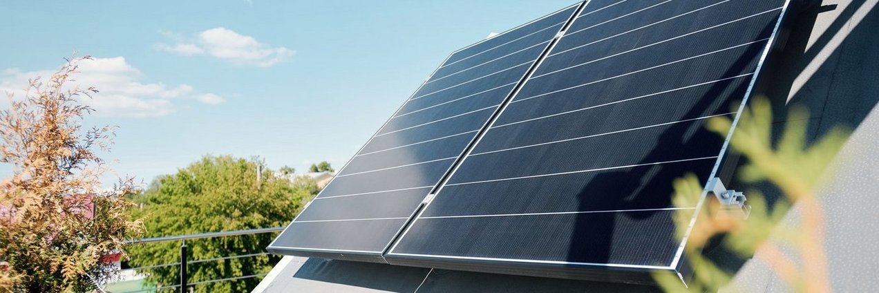 Blick auf eine Solaranlage auf einem Hausdach