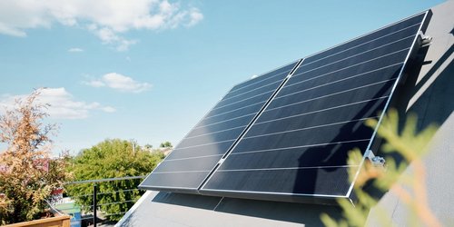 Blick auf eine Solaranlage auf einem Hausdach