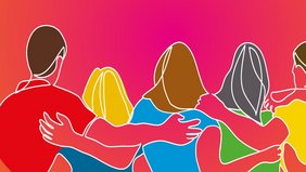 Junge Menschen umarmen sich