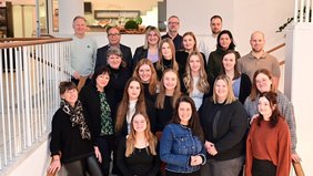 Ein Gruppenbild der Regionalverbandsdirektorin Dr. Carolin Lehberger gemeinsam mit Vertreterinnen und Vertretern der Regionalverbands-Verwaltung und den erfolgreichen Auszubildenden und Studierenden