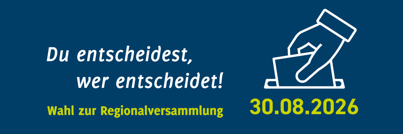 Das Bild zeigt eine stilisierte Hand, die einen Stimmzettel in eine Urne einwirft. Daneben steht der Text "Neuwahl Regionalversammlung", der Slogan "Du entscheidest, wer entscheidet!" sowie das Datum 30.08.2026