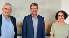 Regionalverbandsdirektor Peter Gillo inmitten der beiden neuen Ehrenamtlichen Regionalverbandsbeigeordneten Andrea Schrickel und Gisbert Oberkirch