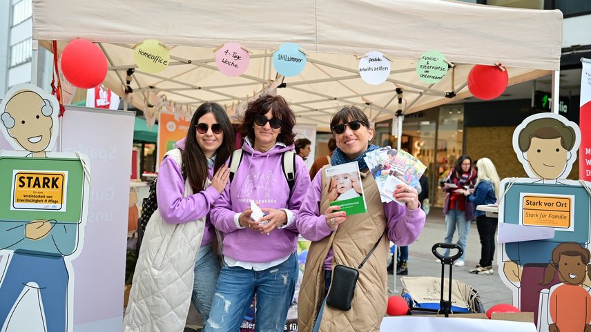 Das Lokale Bündnis für Familie am Info-Stand zum Bündnistag