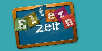 Elternzeit Eine Tafel auf der auf bunten Zetteln Eltern und mit Kreide geschrieben darunter Zeit steht.