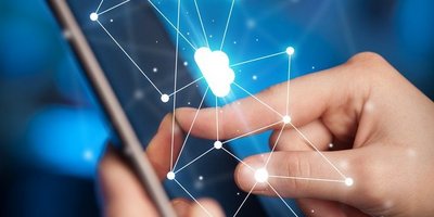 Eine Hand tippt auf ein Tablet vor blauem Hintergrund. Zusätzlich sind verschiedenen Symbole die für eine Cloud stehen 