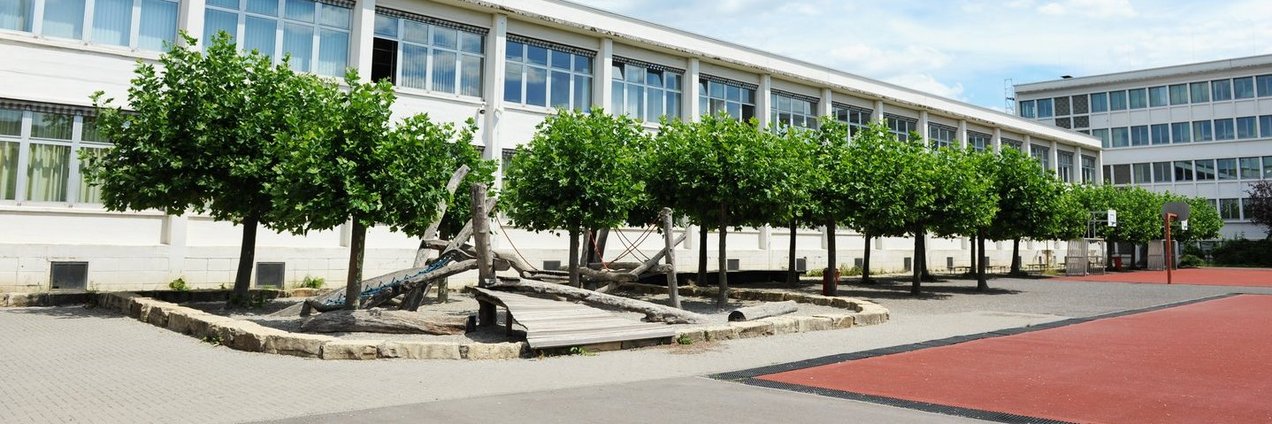 Schulgebäude mit Schulhof des Deutsch Franzöischen Gymnasium Saarbrücken