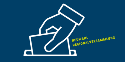 Das Bild zeigt eine stilisierte Hand, die einen Stimmzettel in eine Urne einwirft. Daneben steht der Text "Neuwahl Regionalversammlung"