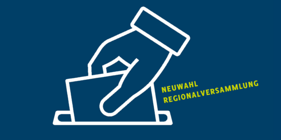 Das Bild zeigt eine stilisierte Hand, die einen Stimmzettel in eine Urne einwirft. Daneben steht der Text "Neuwahl Regionalversammlung"