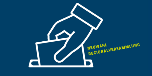 Das Bild zeigt eine stilisierte Hand, die einen Stimmzettel in eine Urne einwirft. Daneben steht der Text "Neuwahl Regionalversammlung"