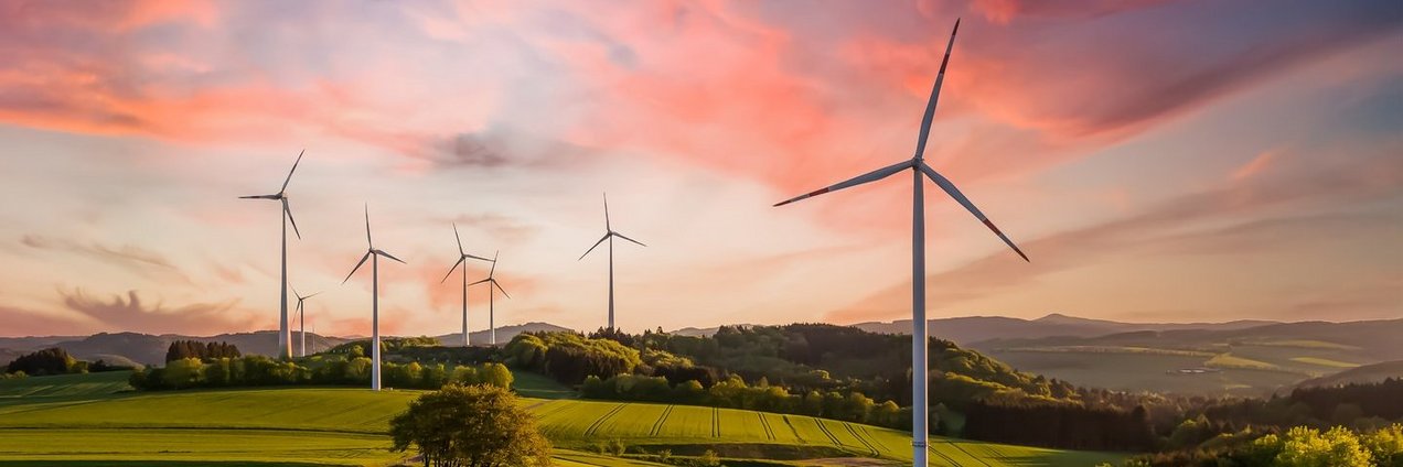 Windkraftanlagen auf dem Feld.