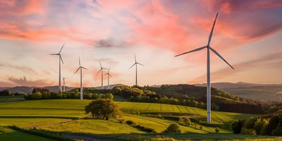 Windkraftanlagen auf dem Feld.