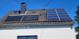 Blick auf das Dach eines Wohnhauses mit PV-Anlage auf dem Dach