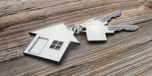 Zwei Schlüssel mit einem Haus als Schlüsselanhänger