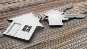 Schlüssel zu einer Immobilie Zwei Schlüssel mit einem Haus als Schlüsselanhänger