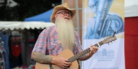 James Boyle spielt seine Songs auf dem Heusweiler Markt