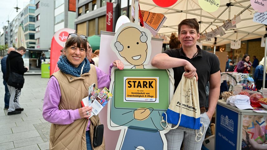 Bündnis-Koordniatorin und der Väterbeauftragte am Bündnis-Stand