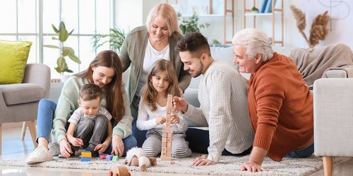 Großfamilie spielt zusammen mit Bauklötzen