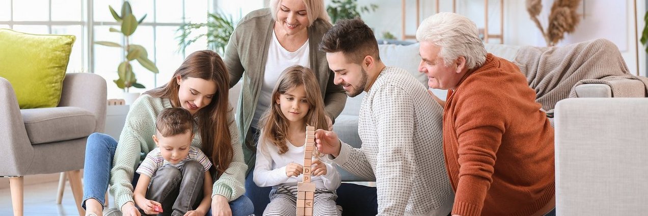 Großfamilie spielt zusammen mit Bauklötzen