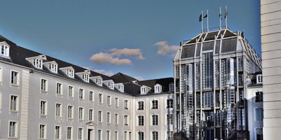 Blick auf den linken Flügel und den Glasbau des Saarbrücker Schlosses