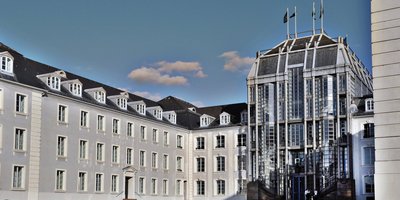 Blick auf den linken Flügel und den Glasbau des Saarbrücker Schlosses